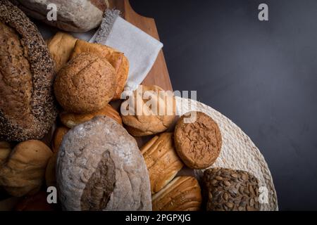 Verschiedene Brotsorten auf einem Tisch Stockfoto