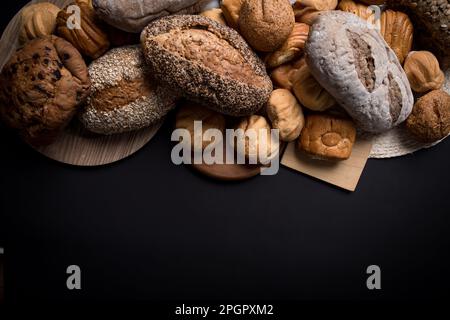 Verschiedene Brotsorten auf einem Tisch Stockfoto