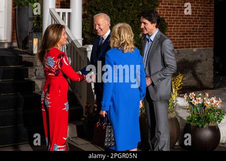 USA Präsident Joe Biden (L2) schüttelt der kanadischen First Lady Sophie Grégoire Trudeau (L) die Hand, während der kanadische Premierminister Justin Trudeau (R) mit den USA spricht First Lady Jill Biden (C) während Bidens erstem offiziellen Besuch im Land seit seinem Amtsantritt als Präsident, außerhalb des Rideau Cottage in Ottawa. Obwohl die Besuche amerikanischer Präsidenten in Kanada in der Regel kurz nach den Wahlen stattfinden, hat sich Bidens Eröffnungsbesuch im nördlichen Nachbarn aufgrund von COVID-19-Reisebeschränkungen verzögert. (Foto: Katherine Cheng/SOPA Images/Sipa USA) Stockfoto