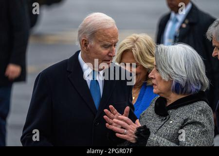 Ottawa, Kanada. 23. März 2023. USA Präsident Joe Biden (L) spricht mit Generalgouverneur Mary Simon (R) in Kanada vor seinem Treffen mit dem kanadischen Premierminister Justin Trudeau zu seinem ersten offiziellen Besuch im Land seit seinem Amtsantritt als Präsident. Obwohl die Besuche amerikanischer Präsidenten in Kanada in der Regel kurz nach den Wahlen stattfinden, hat sich Bidens Eröffnungsbesuch im nördlichen Nachbarn aufgrund von COVID-19-Reisebeschränkungen verzögert. (Foto: Katherine Cheng/SOPA Images/Sipa USA) Guthaben: SIPA USA/Alamy Live News Stockfoto