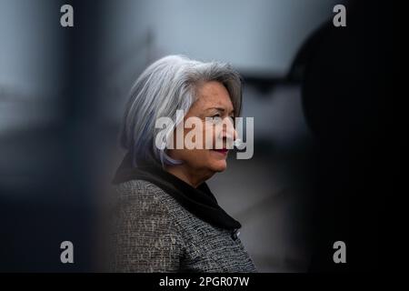 Ottawa, Kanada. 23. März 2023. Gouverneur General Mary May Simon erwartet die Ankunft der USA Präsident Joe Biden begrüßte ihn, bevor er sich mit dem kanadischen Premierminister Justin Trudeau zu seinem ersten offiziellen Besuch im Land seit seinem Amtsantritt trifft. Obwohl die Besuche amerikanischer Präsidenten in Kanada in der Regel kurz nach den Wahlen stattfinden, hat sich Bidens Eröffnungsbesuch im nördlichen Nachbarn aufgrund von COVID-19-Reisebeschränkungen verzögert. (Foto: Katherine Cheng/SOPA Images/Sipa USA) Guthaben: SIPA USA/Alamy Live News Stockfoto