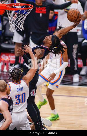 Los Angeles, Kalifornien, USA. 23. März 2023. Los Angeles Clippers Guard Terance Mann (14) geht bei einem NBA-Basketballspiel in der Crypto.com Arena in Los Angeles am Donnerstag, den 23. März 2023 in den Korb gegen Oklahoma City Thunder Forward Olivier Sarr (30). (Kreditbild: © Ringo Chiu/ZUMA Press Wire) NUR REDAKTIONELLE VERWENDUNG! Nicht für den kommerziellen GEBRAUCH! Stockfoto