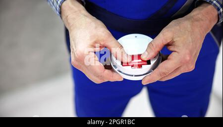 Rauchmelder Feueralarm Batteriewechsel Durch Techniker Stockfoto