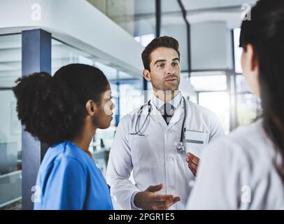 Hat jemand Fragen zum Verfahren? Ein Ärzteteam, das in einem Krankenhaus diskutiert. Stockfoto