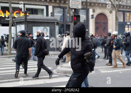 Streit der Polizei gegen Demonstranten während einer Demonstration, eine Woche, nachdem die Regierung am 23. März 2023 in Paris eine Rentenreform ohne Abstimmung durch das parlament getrieben hat, unter Verwendung des Artikels 49,3 der Verfassung. Der französische Präsident schwor am 22. März 2023 trotzig, eine umstrittene Rentenreform durchzusetzen, und erklärte sich bereit, angesichts mitunter gewalttätiger Proteste Unpopularität zu akzeptieren. Foto: Raphael Lafargue/ABACAPRESS.COM Stockfoto