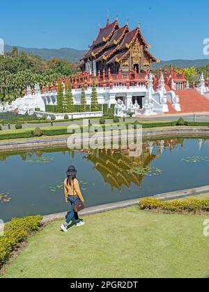 Touristenspaziergänge an einem See vor dem Ho Kham Luang Royal Pavillon im Royal Park Rajapruek in Chiang Mai, Thailand Stockfoto