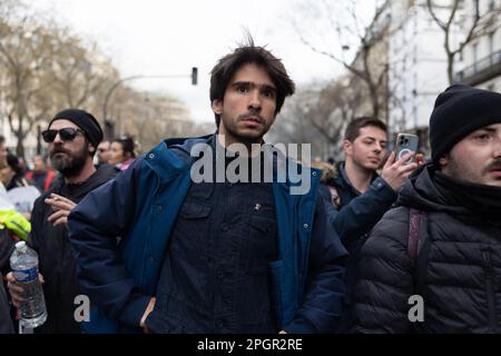 Paris, Frankreich, 23. März 2023, französischer Anwalt Juan Branco während einer Demonstration, eine Woche, nachdem die Regierung eine Rentenreform ohne Abstimmung durch das parlament gedrängt hat, unter Verwendung des Artikels 49,3 der Verfassung, am 23. März 2023 in Paris. Der französische Präsident schwor am 22. März 2023 trotzig, eine umstrittene Rentenreform durchzusetzen, und erklärte sich bereit, angesichts mitunter gewalttätiger Proteste Unpopularität zu akzeptieren. Mehr als eine Million Menschen gingen am Donnerstag auf die Straßen Frankreichs, wo Proteste in einigen Gegenden gewalttätig wurden. Zusammenstöße zwischen Gruppen von Demonstranten und Police brok Stockfoto