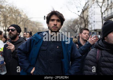 Paris, Frankreich, 23. März 2023, französischer Anwalt Juan Branco während einer Demonstration, eine Woche, nachdem die Regierung eine Rentenreform ohne Abstimmung durch das parlament gedrängt hat, unter Verwendung des Artikels 49,3 der Verfassung, am 23. März 2023 in Paris. Der französische Präsident schwor am 22. März 2023 trotzig, eine umstrittene Rentenreform durchzusetzen, und erklärte sich bereit, angesichts mitunter gewalttätiger Proteste Unpopularität zu akzeptieren. Mehr als eine Million Menschen gingen am Donnerstag auf die Straßen Frankreichs, wo Proteste in einigen Gegenden gewalttätig wurden. Zusammenstöße zwischen Gruppen von Demonstranten und Police brok Stockfoto