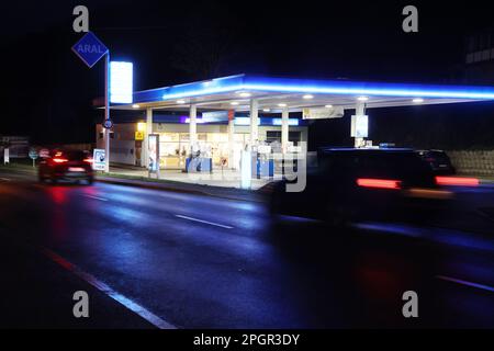 Rudolstadt, Deutschland. 24. März 2023. Ein Auto fährt an einer Tankstelle vorbei. Kredit: Bodo Schackow/dpa/Alamy Live News Stockfoto