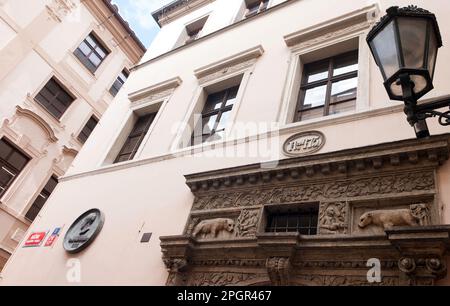 Prag, Tschechische Republik. 21. März 2023. An der Fassade des Geburtsorts des Schriftstellers Egon Erwin Kisch befindet sich eine Gedenkplakette. Im Haus 'zu den zwei goldenen Bären' wurde Kisch, der als 'umherziehender Reporter' berühmt wurde, am 29. April 1885 geboren. Er starb vor 75 Jahren, am 31. März 1948 in Prag. (An dpa: 'Vor 75 Jahren starb Egon Erwin Kisch: Reporter und Revolutionär') Kredit: Michael Heitmann/dpa/Alamy Live News Stockfoto