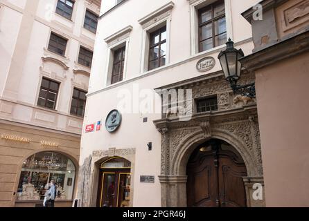 Prag, Tschechische Republik. 21. März 2023. Der Geburtsort des Schriftstellers Egon Erwin Kisch in der Altstadt. Im Haus 'zu den zwei goldenen Bären' wurde Kisch, der als 'umherziehender Reporter' berühmt wurde, am 29. April 1885 geboren. Er starb vor 75 Jahren, am 31. März 1948 in Prag. (An dpa: 'Vor 75 Jahren starb Egon Erwin Kisch: Reporter und Revolutionär') Kredit: Michael Heitmann/dpa/Alamy Live News Stockfoto