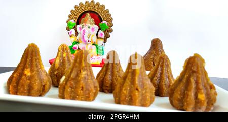 Modak for Ganesh Festival aus Milch und Zucker, das Gott Ganesh während der Festsaison in indien angeboten wird. Selektiver Fokus Stockfoto