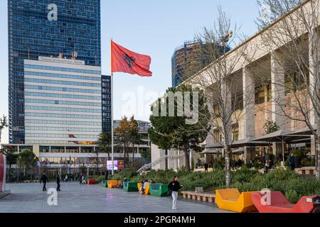 Tirana, Albanien. März 2023. Außenansicht des Nationaltheaters für Oper und Ballett in Tirana auf dem Skenderbej-Platz im Stadtzentrum Stockfoto