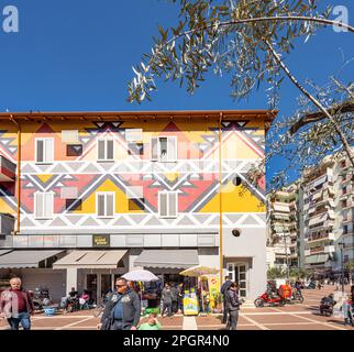 Tirana, Albanien. März 2023. Blick auf die Verkaufsstände im überdachten Markt von Pazari i Ri im Stadtzentrum Stockfoto