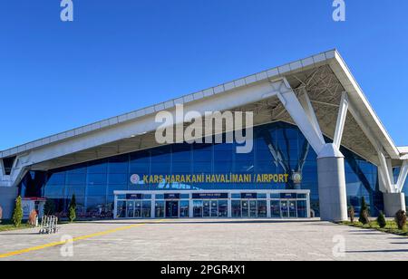 Kars, Türkei - 25. Oktober 2022: Flughafen Kars Harakani mit blauem Himmel. Kars, Truthahn. Stockfoto