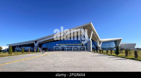 Kars, Türkei - 25. Oktober 2022: Flughafen Kars Harakani mit blauem Himmel. Kars, Truthahn. Stockfoto