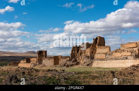 Kars, Türkei - 28. Oktober 2022: Ani-Ruinen in Kars, Türkei. Die Mauern von Ani. Historische Altstadt. Ani befindet sich an der historischen Seidenstraße. Waren eingeschlossen Stockfoto