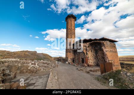 Kars, Türkei - 28. Oktober 2022: Ani-Ruinen in Kars, Türkei. Die Moschee von Manuchihr. Historische Altstadt. Ani befindet sich an der historischen Seidenstraße. Stockfoto