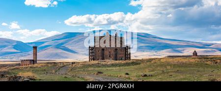 Kars, Türkei - 28. Oktober 2022: Ani-Ruinen in Kars, Türkei. Historische Altstadt. Ani befindet sich an der historischen Seidenstraße. In die UNES aufgenommen wurden Stockfoto