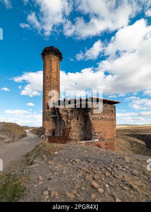 Kars, Türkei - 28. Oktober 2022: Ani-Ruinen in Kars, Türkei. Die Moschee von Manuchihr. Historische Altstadt. Ani befindet sich an der historischen Seidenstraße. Stockfoto