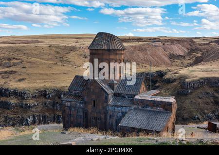 Kars, Türkei - 28. Oktober 2022: Ani-Ruinen in Kars, Türkei. Die Kirche St. Gregory von Tigran Honents. Historische Altstadt. Ani befindet sich auf der Hi Stockfoto