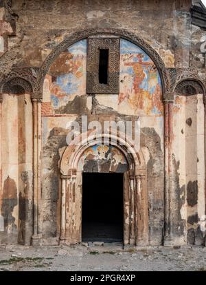 Kars, Türkei - 28. Oktober 2022: Ani-Ruinen in Kars, Türkei. Die Kirche St. Gregory von Tigran Honents. Historische Altstadt. Ani befindet sich auf der Hi Stockfoto