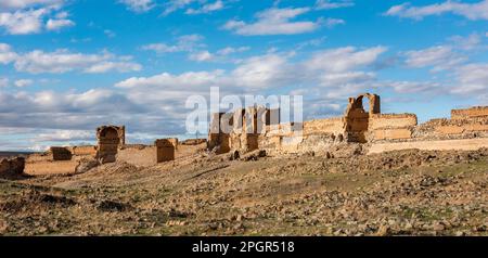 Kars, Türkei - 28. Oktober 2022: Ani-Ruinen in Kars, Türkei. Die Mauern von Ani. Historische Altstadt. Ani befindet sich an der historischen Seidenstraße. Waren eingeschlossen Stockfoto