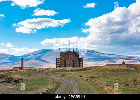 Kars, Türkei - 28. Oktober 2022: Ani-Ruinen in Kars, Türkei. Historische Altstadt. Ani befindet sich an der historischen Seidenstraße. In die UNES aufgenommen wurden Stockfoto