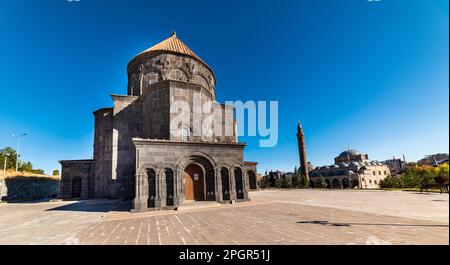 Kars, Türkei - 25. Oktober 2022: Kumbet-Moschee in Kars, Türkei. Auch bekannt als Heilige Apostelkirche oder Kathedrale von Kars. Stockfoto