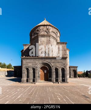 Kars, Türkei - 25. Oktober 2022: Kumbet-Moschee in Kars, Türkei. Auch bekannt als Heilige Apostelkirche oder Kathedrale von Kars. Stockfoto