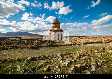 Kars, Türkei - 28. Oktober 2022: Ani-Ruinen in Kars, Türkei. Die Kirche St. Gregory von den Abughamrents. Historische Altstadt. Ani befindet sich auf der Stockfoto