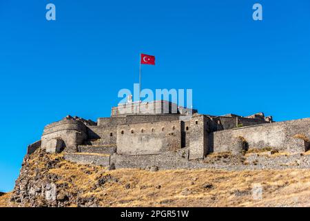 Kars, Türkei - 25. Oktober 2022: Burg von Kars (Türkisch: Kars Kalesi) mit blauem Himmel. Die Burg ist eine ehemalige Festung in Kars, Türkei. Stockfoto