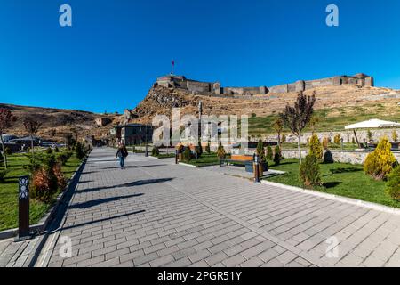 Kars, Türkei - 25. Oktober 2022: Burg von Kars (Türkisch: Kars Kalesi) mit blauem Himmel. Die Burg ist eine ehemalige Festung in Kars, Türkei. Stockfoto