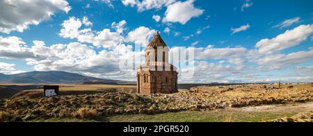 Kars, Türkei - 28. Oktober 2022: Ani-Ruinen in Kars, Türkei. Die Kirche St. Gregory von den Abughamrents. Historische Altstadt. Ani befindet sich auf der Stockfoto