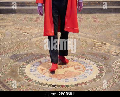 Abbey Marshal Howard Berry geht durch das Zentrum des Cosmati-Gehwegs, das sich vor dem Altar befindet, während eines Fotoanrufs in Westminster Abbey, im Zentrum von London, um besondere Veranstaltungen zur Krönung von König Karl III. Anzukündigen Foto: Donnerstag, 23. März 2023. Stockfoto