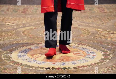 Abbey Marshal Howard Berry geht durch das Zentrum des Cosmati-Gehwegs, das sich vor dem Altar befindet, während eines Fotoanrufs in Westminster Abbey, im Zentrum von London, um besondere Veranstaltungen zur Krönung von König Karl III. Anzukündigen Foto: Donnerstag, 23. März 2023. Stockfoto