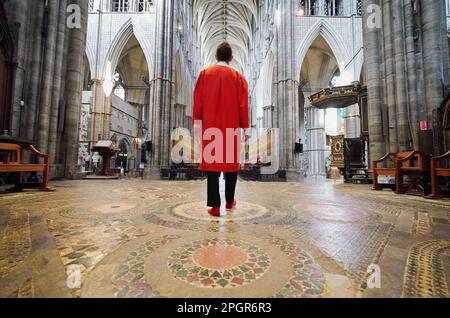 Abbey Marshal Howard Berry geht durch das Zentrum des Cosmati-Gehwegs, das sich vor dem Altar befindet, während eines Fotoanrufs in Westminster Abbey, im Zentrum von London, um besondere Veranstaltungen zur Krönung von König Karl III. Anzukündigen Foto: Donnerstag, 23. März 2023. Stockfoto