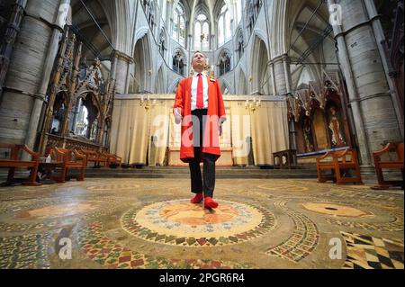 Abbey Marshal Howard Berry geht durch das Zentrum des Cosmati-Gehwegs, das sich vor dem Altar befindet, während eines Fotoanrufs in Westminster Abbey, im Zentrum von London, um besondere Veranstaltungen zur Krönung von König Karl III. Anzukündigen Foto: Donnerstag, 23. März 2023. Stockfoto