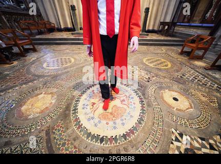 Abbey Marshal Howard Berry geht durch das Zentrum des Cosmati-Gehwegs, das sich vor dem Altar befindet, während eines Fotoanrufs in Westminster Abbey, im Zentrum von London, um besondere Veranstaltungen zur Krönung von König Karl III. Anzukündigen Foto: Donnerstag, 23. März 2023. Stockfoto