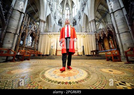 Abbey Marshal Howard Berry geht durch das Zentrum des Cosmati-Gehwegs, das sich vor dem Altar befindet, während eines Fotoanrufs in Westminster Abbey, im Zentrum von London, um besondere Veranstaltungen zur Krönung von König Karl III. Anzukündigen Foto: Donnerstag, 23. März 2023. Stockfoto