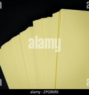 Gelbes Papier. Foto: Stapel farbiges Papier Stockfoto