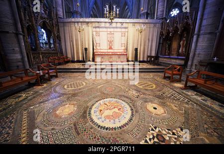 Der Cosmati-Gehweg, vor dem Altar in Westminster Abbey, im Zentrum von London. Foto: Donnerstag, 23. März 2023. Stockfoto