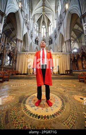 Abbey Marshal Howard Berry steht im Zentrum des Cosmati-Gehwegs, vor dem Altar, während eines Fotogesprächs in Westminster Abbey, im Zentrum von London, um besondere Veranstaltungen zur Krönung von König Karl III. Anzukündigen Foto: Donnerstag, 23. März 2023. Stockfoto