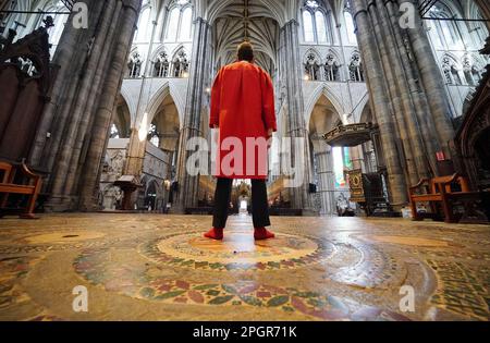 Abbey Marshal Howard Berry steht im Zentrum des Cosmati-Gehwegs, vor dem Altar, während eines Fotogesprächs in Westminster Abbey, im Zentrum von London, um besondere Veranstaltungen zur Krönung von König Karl III. Anzukündigen Foto: Donnerstag, 23. März 2023. Stockfoto