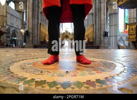 Abbey Marshal Howard Berry steht im Zentrum des Cosmati-Gehwegs, vor dem Altar, während eines Fotogesprächs in Westminster Abbey, im Zentrum von London, um besondere Veranstaltungen zur Krönung von König Karl III. Anzukündigen Foto: Donnerstag, 23. März 2023. Stockfoto