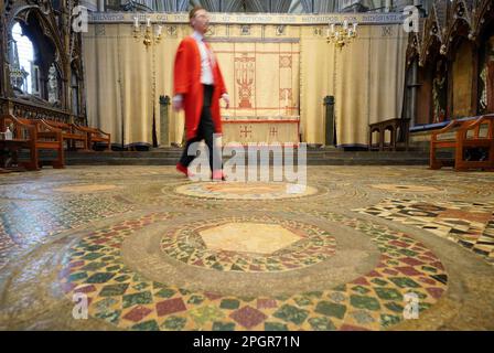 Abbey Marshal Howard Berry geht durch das Zentrum des Cosmati-Gehwegs, das sich vor dem Altar befindet, während eines Fotoanrufs in Westminster Abbey, im Zentrum von London, um besondere Veranstaltungen zur Krönung von König Karl III. Anzukündigen Foto: Donnerstag, 23. März 2023. Stockfoto