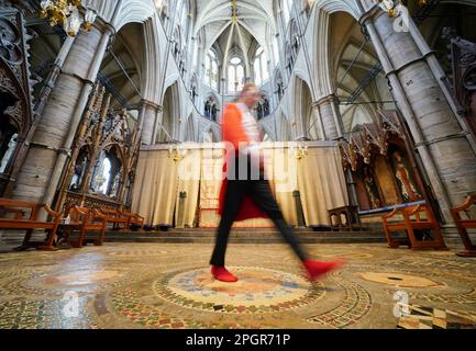 Abbey Marshal Howard Berry geht durch das Zentrum des Cosmati-Gehwegs, das sich vor dem Altar befindet, während eines Fotoanrufs in Westminster Abbey, im Zentrum von London, um besondere Veranstaltungen zur Krönung von König Karl III. Anzukündigen Foto: Donnerstag, 23. März 2023. Stockfoto