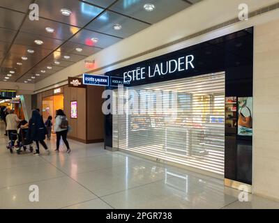 Queens, New York - 6. Februar 2023: Landschaftsblick auf Estee Launder Storefront im JFK Airport. Stockfoto