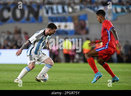 23. März 2023: Belgrano, Buenos Aires, Argentinien: International Football Friendly, Argentinien gegen Panama: Lionel Messi aus Argentinien stellt sich gegen Irving Gudi&#XF1;o von Panamadurante o amistoso entre Argentina e Panama, no Estádio Monumental de N&#xfa;&#XF1;ez nesta quinta-feira 23. Stockfoto