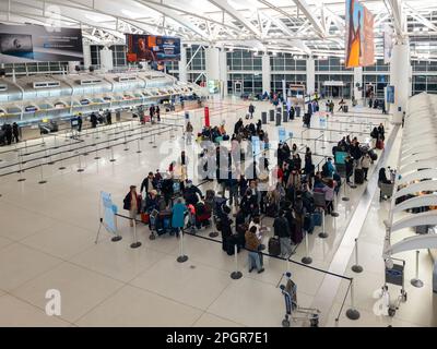 Queens, New York - 6. Februar 2023: Landschaftsansicht der Gepäckaufgabe am Flughafen JFK. Stockfoto